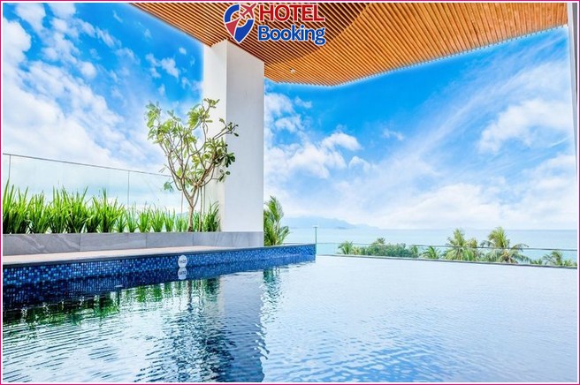 Bể bơi vô cực trên tầng cao của Queen Ann Nha Trang